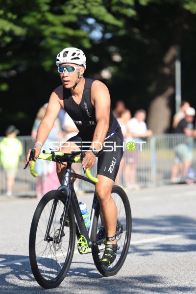 Triathlet auf dem Rad beim Triathlon Hamburg am Jungfernstieg