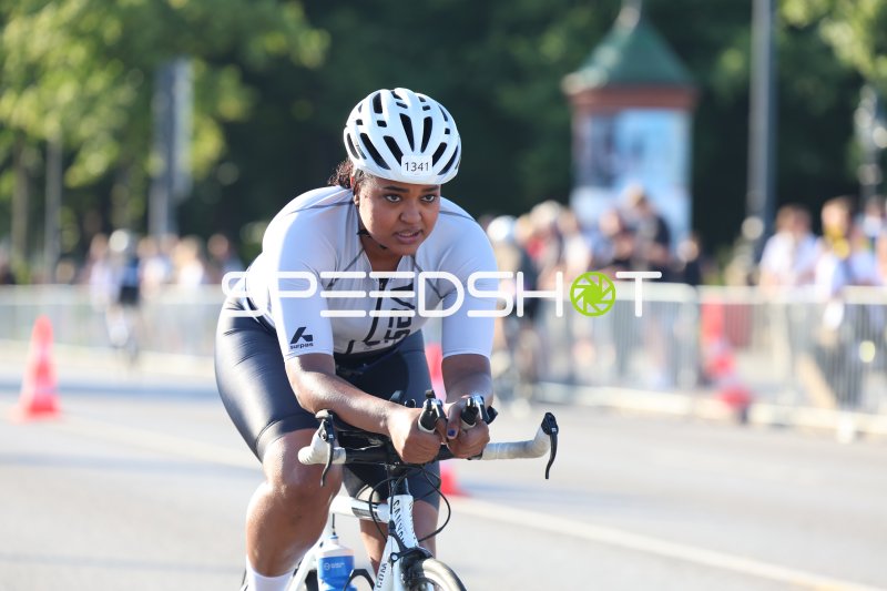 Triathletin (#1341) auf der Radstrecke beim Triathlon Hamburg