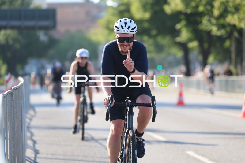 Triathlet (#1345) auf der Radstrecke in Hamburg