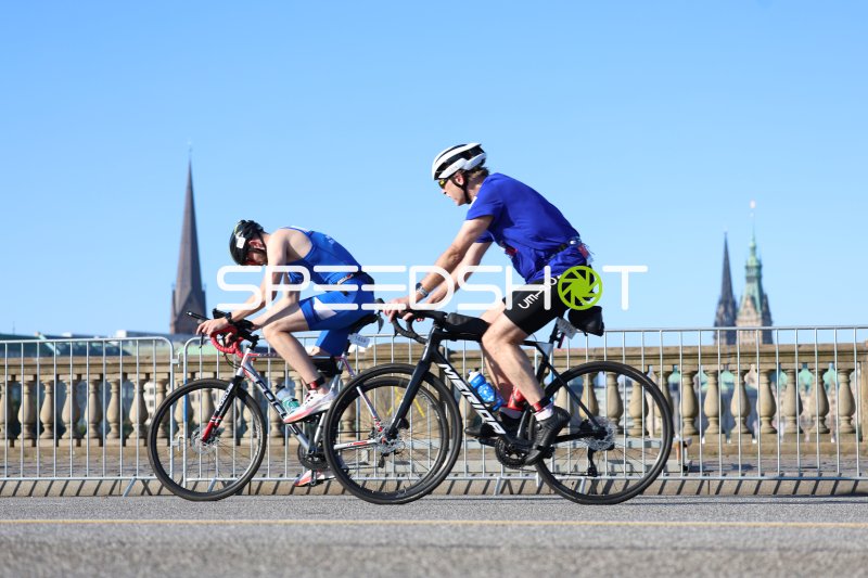 Zwei Triathleten auf der Radstrecke am Jungfernstieg Hamburg