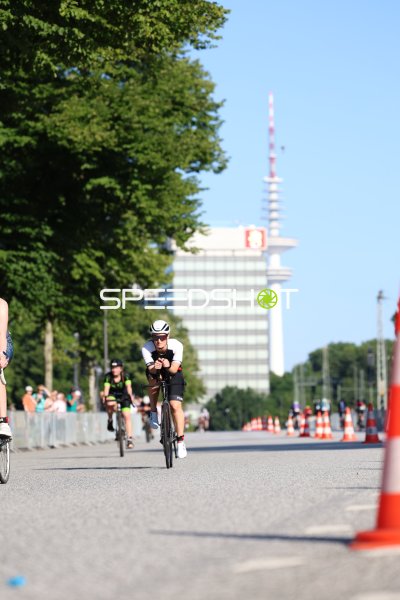 Triathlet auf dem Rad-Abschnitt beim Triathlon Hamburg