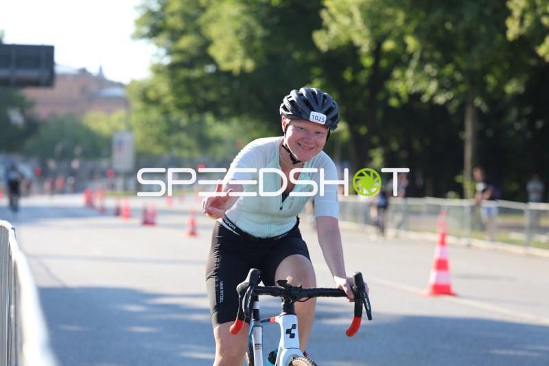 Triathletin (#1025) auf der Radstrecke beim Triathlon Hamburg