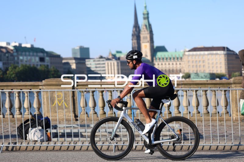 Triathlet (#1596) auf dem Rad am Jungfernstieg Hamburg