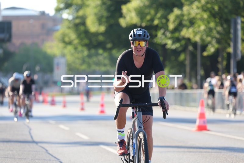 Triathlet auf dem Rad beim Hamburg Triathlon am Jungfernstieg
