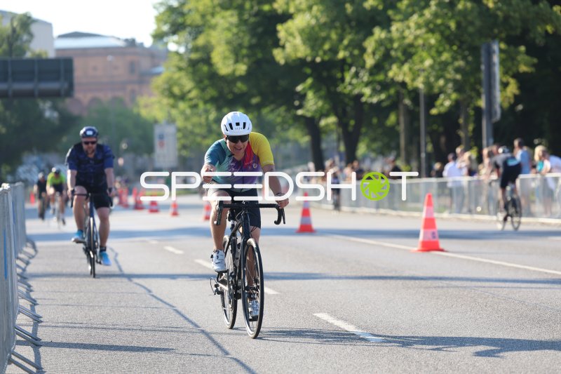 Triathlet auf der Radstrecke beim Triathlon Hamburg am Jungfernstieg
