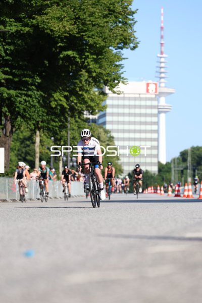 Radfahrer auf der Triathlon-Radstrecke am Jungfernstieg in Hamburg