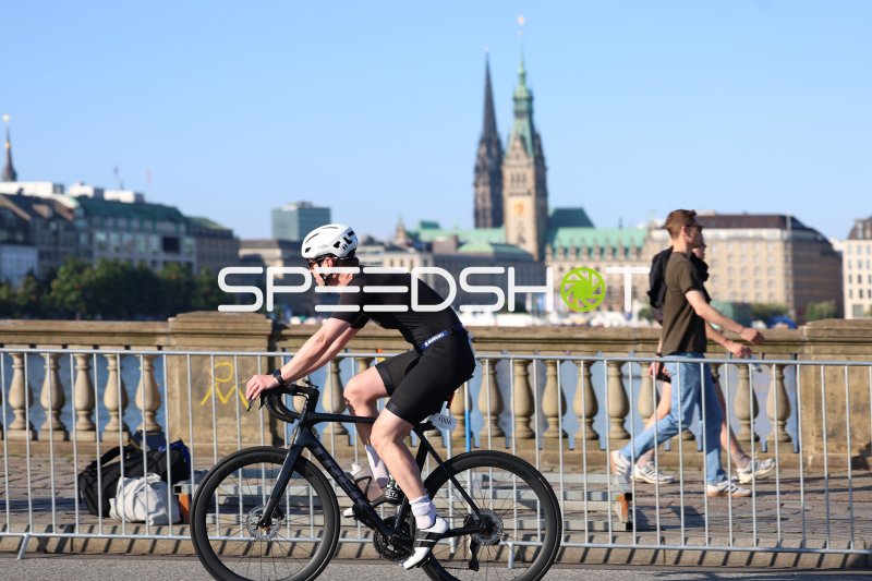 Triathlet (#1006) auf der Radstrecke am Jungfernstieg Hamburg