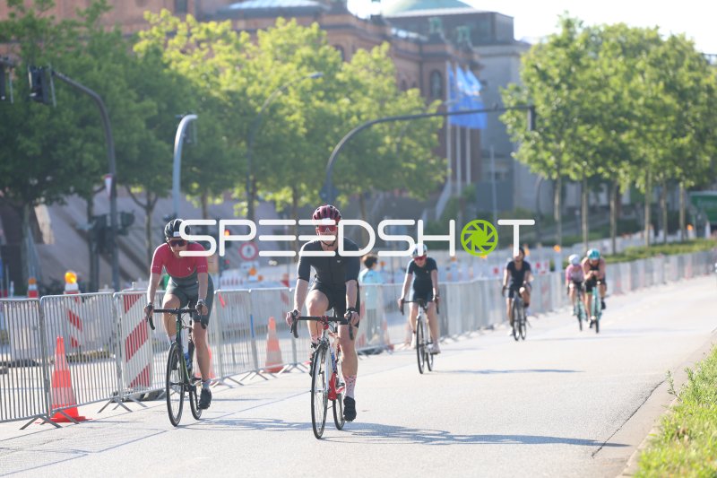 Radfahrer auf der Triathlon-Radstrecke am Jungfernstieg in Hamburg