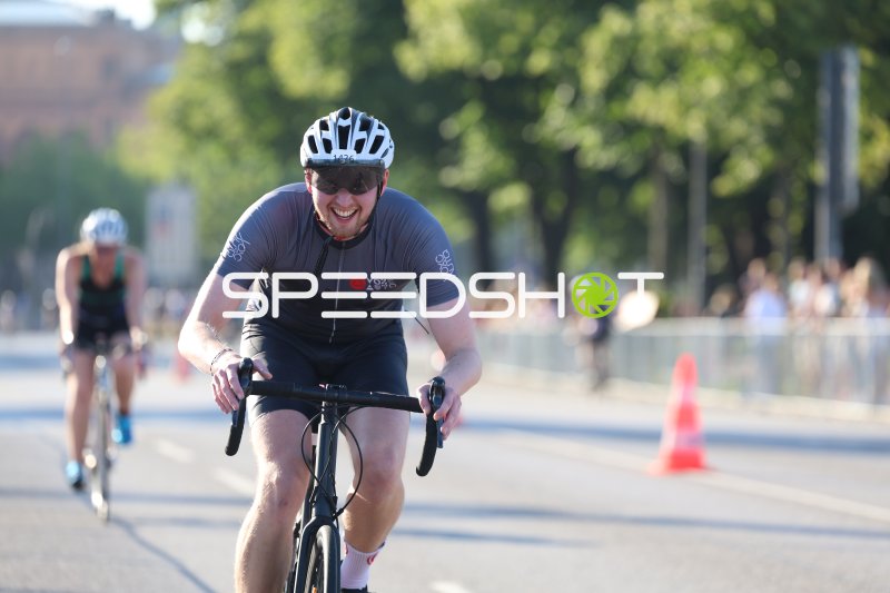 Triathlet auf dem Rad beim Triathlon Hamburg am Jungfernstieg