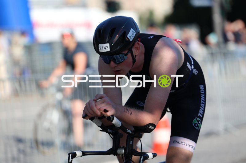 Triathlet #2142 in aerodynamischer Position auf der Radstrecke