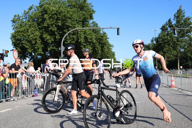 Triathleten in der Wechselzone am Jungfernstieg, Hamburg