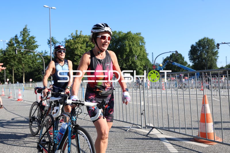 Zwei Triathleten in der Laufstrecke beim Hamburg Triathlon