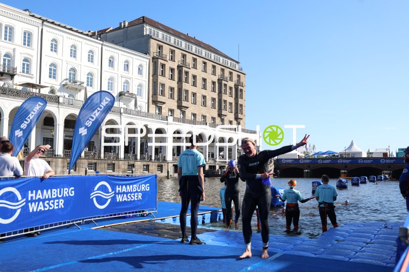 Triathleten beim Schwimmstart an der Binnenalster, Hamburg