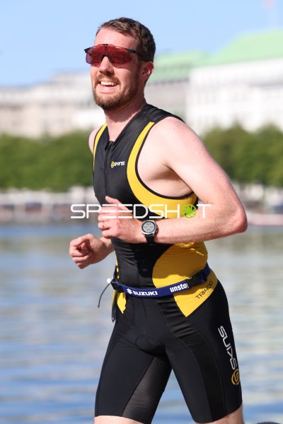 Triathlet in Wettkampfausrüstung beim Hamburg Triathlon an der Binnenalster