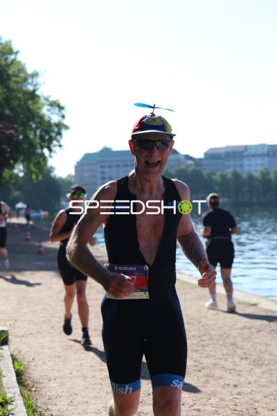 Triathlet in der Laufstrecke am Jungfernstieg, Hamburg
