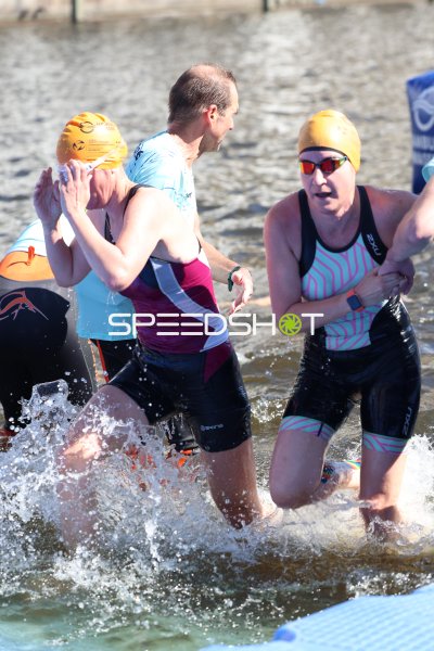 Triathleten beim Schwimmstart in der Binnenalster, Hamburg