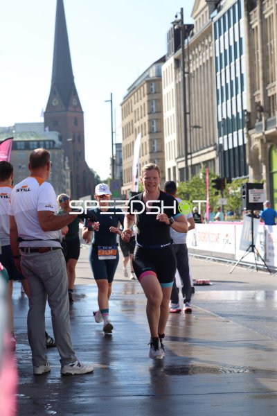 Triathlon-Läuferinnen beim Laufsegment am Jungfernstieg in Hamburg