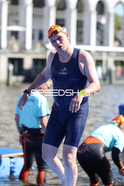 Triathlet beim Schwimmen in der Binnenalster, Hamburg