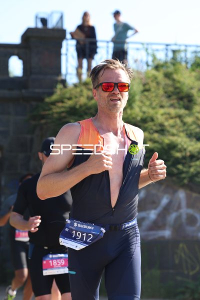Triathlet mit Startnummer 1912 beim Laufen am Jungfernstieg, Hamburg