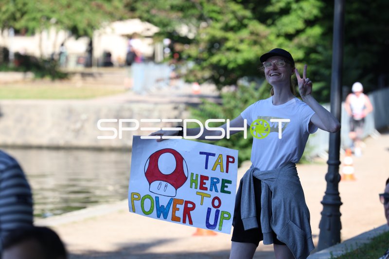 Triathlon-Zuschauer mit Motivationsschild am Jungfernstieg in Hamburg