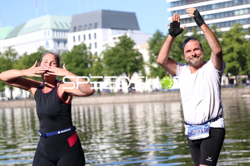 Zwei Triathleten feiern Zieleinlauf an der Binnenalster in Hamburg