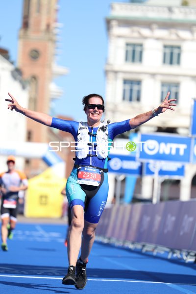 Triathletin im Zieleinlauf am Jungfernstieg, Hamburg, Faye Gritzan #12938,