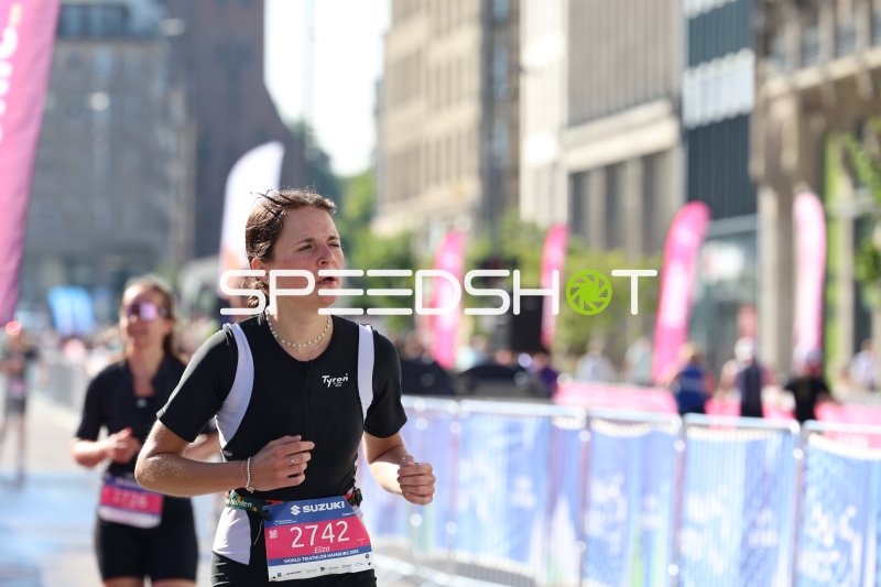 Triathletin beim World Triathlon Hamburg 2024 am Jungfernstieg