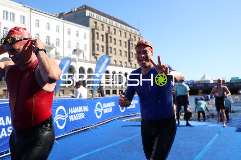 Zwei Triathleten beim Schwimmstart an der Binnenalster in Hamburg