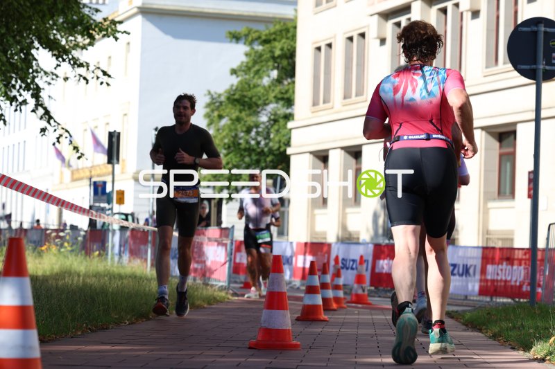 Triathleten beim Laufen am Jungfernstieg, Hamburg