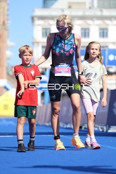Triathletin mit zwei Kindern nach Finisher-Moment am Jungfernstieg