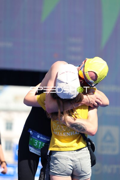 Triathletin nach Wettkampf an der Binnenalster Hamburg