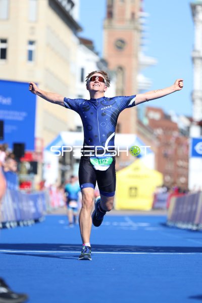 Triathlet überquert Zielline mit Jubelgeste am Jungfernstieg Hamburg, Oscar Seydel-Winter #3192,