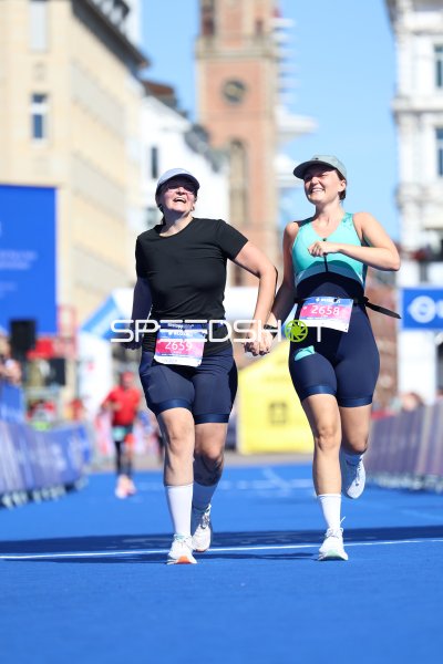 Zwei Triathletinnen im Laufsegment am Jungfernstieg, Hamburg