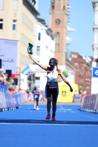 Triathletin im Zieleinlauf am Jungfernstieg Hamburg