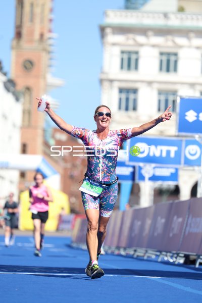 Triathletin im Zieleinlauf am Jungfernstieg Hamburg, Mateo Ariza #13283