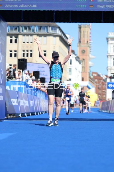 Triathletin im Zieleinlauf mit Jubelpose am Jungfernstieg Hamburg, Massood Qasimi #13279