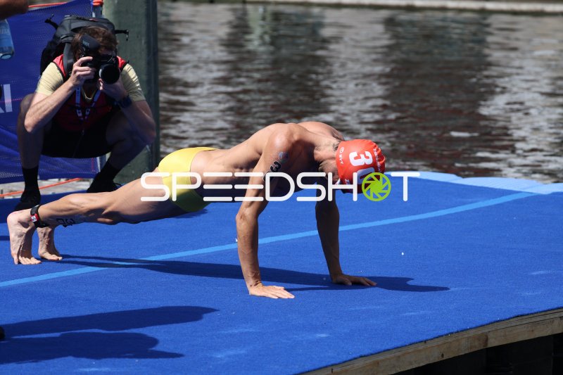 Triathlet nach dem Schwimmen an der Binnenalster Hamburg