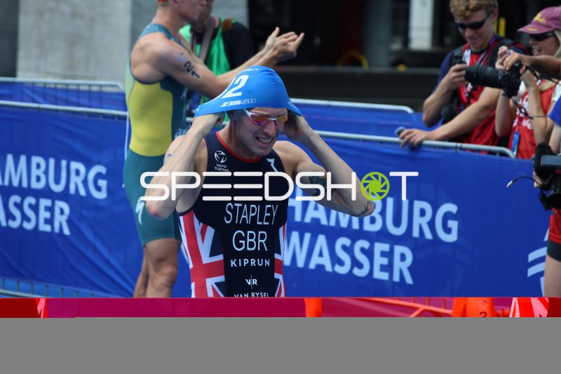 Triathlet nach dem Schwimmen an der Binnenalster Hamburg