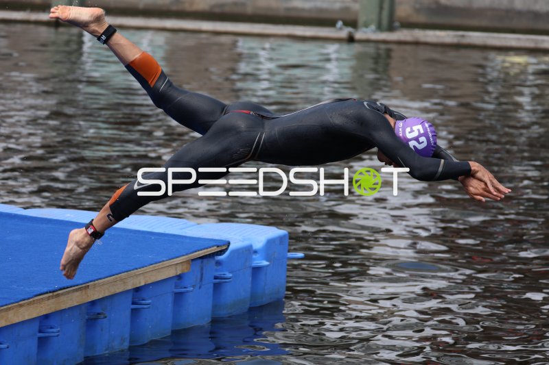 Triathlet mit Startnummer 259 beim Schwimmstart in der Binnenalster