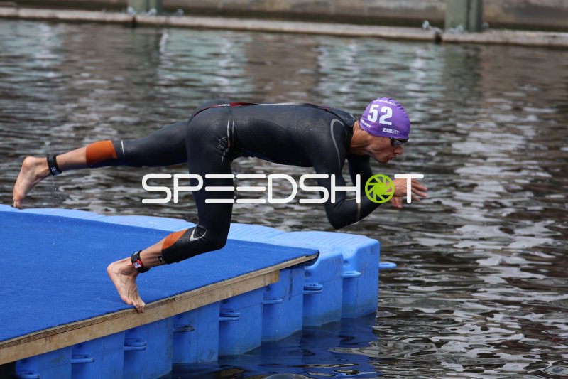 Startnummer 52 springt in die Binnenalster beim Triathlon Hamburg