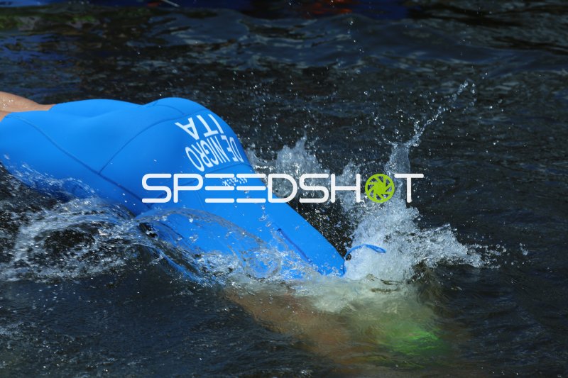 Triathlet in der Schwimmstrecke an der Binnenalster Hamburg