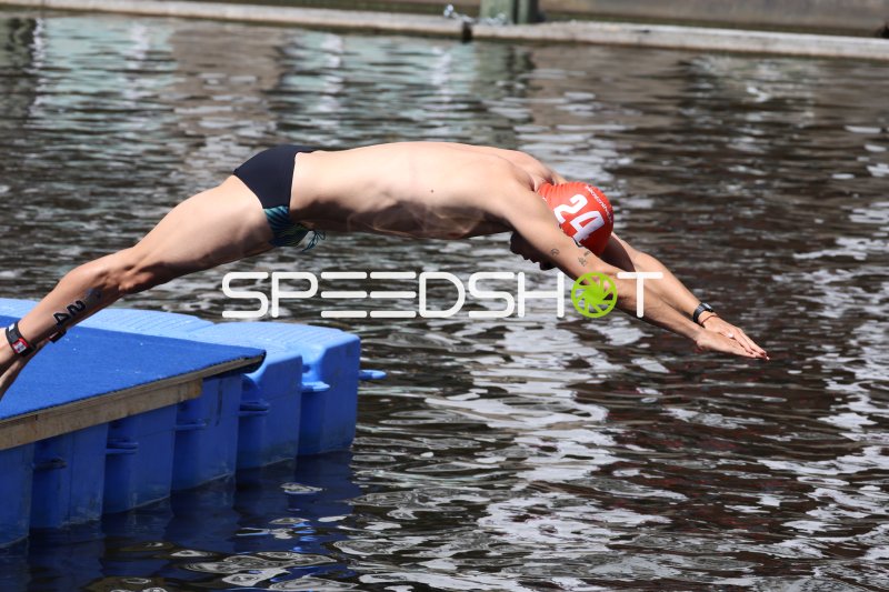 Triathlet mit Startnummer 12 beim Schwimmstart in der Binnenalster, David Cantero Del Campo #12
