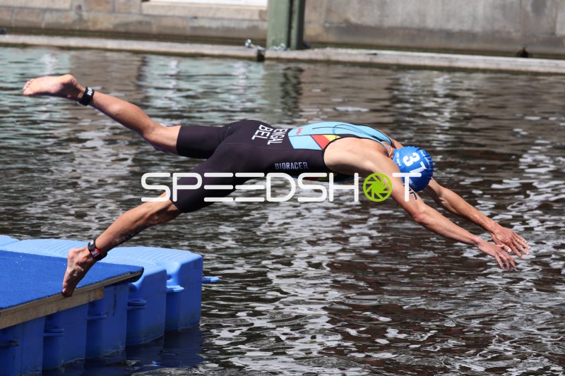 Triathlet beim Schwimmen in der Binnenalster