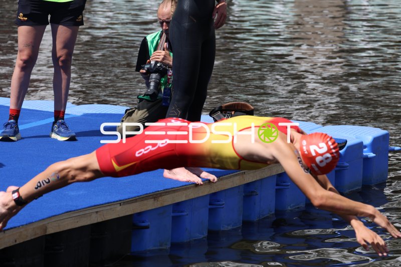 Triathlet beim Schwimmstart an der Binnenalster Hamburg