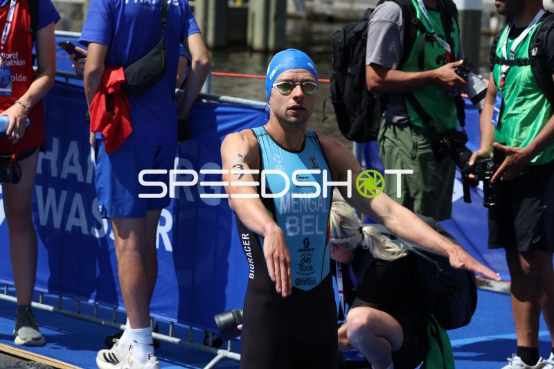 Triathlet nach dem Schwimmen am Jungfernstieg