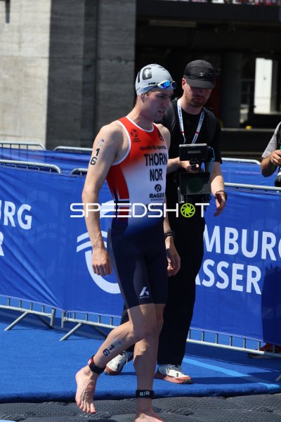 Triathlet nach der Schwimmstrecke am Jungfernstieg