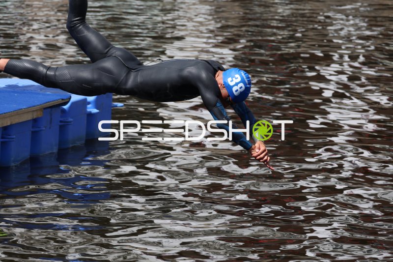 Startnummer 38 beim Schwimmen in der Binnenalster