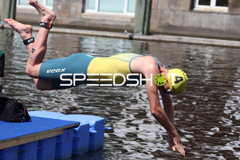 Triathlet beim Schwimmstart an der Binnenalster Hamburg