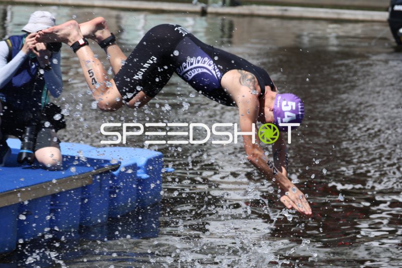 Hayden Wilde (54) beim Schwimmen in der Binnenalster