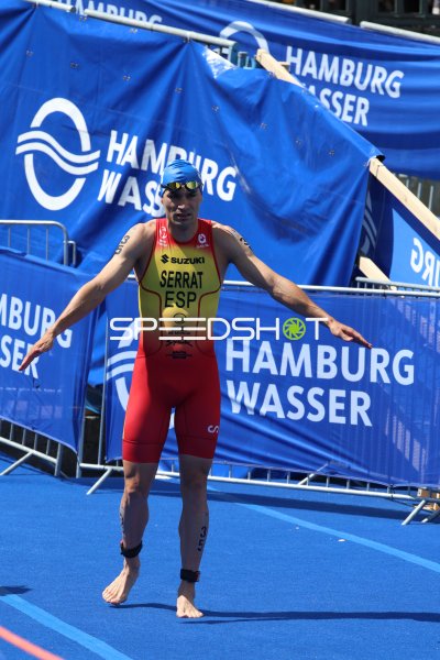 Startnummer 35 im Zielbereich beim Hamburg Wasser Triathlon, Antonio Serrat Seoane #35
